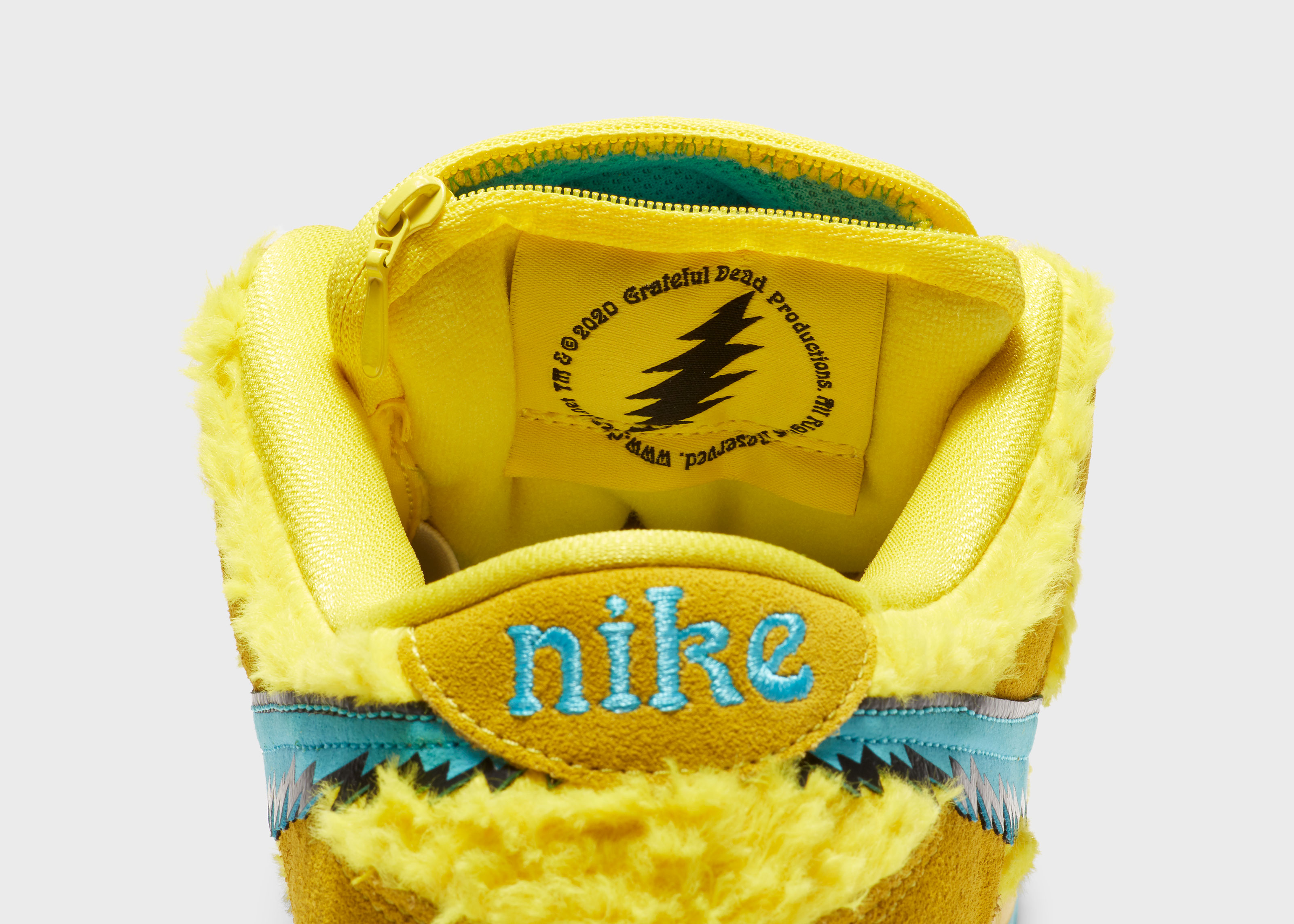 Медведь найк. Nike Dunk Low плюшевые. Nike SB Dunk с кармашком. Nike Low Dunk желтые с мехом. Nike Dunk grateful Dead Yellow.